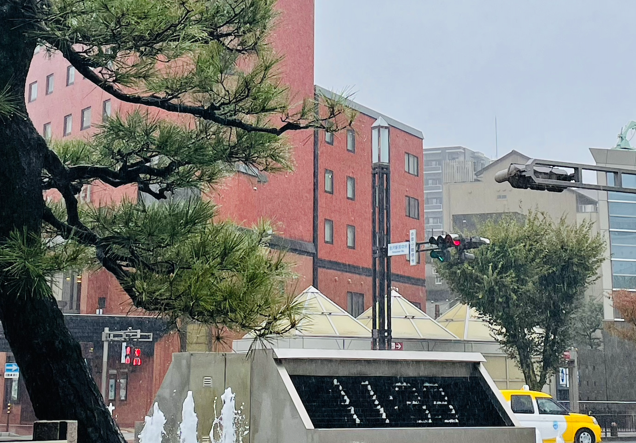 Kanazawa Station water fountain clock
